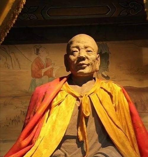 1996年，山西一村民在打扫寺庙的时候，靠着一个佛像睡着了，当他醒来以后发现佛像