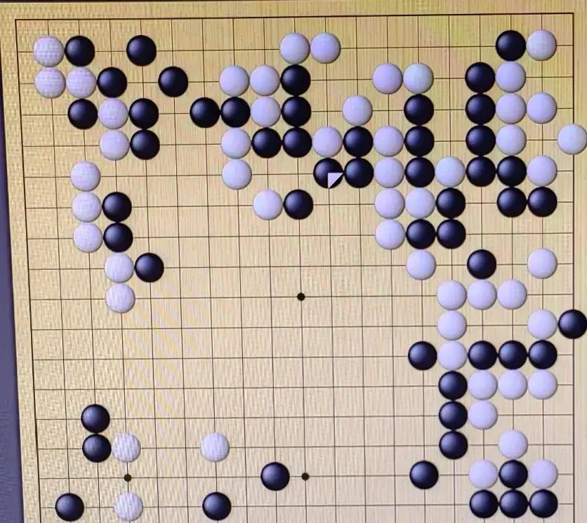 两位世界冠军，同时错过了一步棋。一步能让胜率飙升40%的棋。不是他们算不到