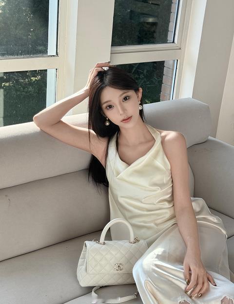 树一官宣与慎婕分手曾与王思聪高调恋爱的慎婕，分手后与树一交往。如今树一也官宣与