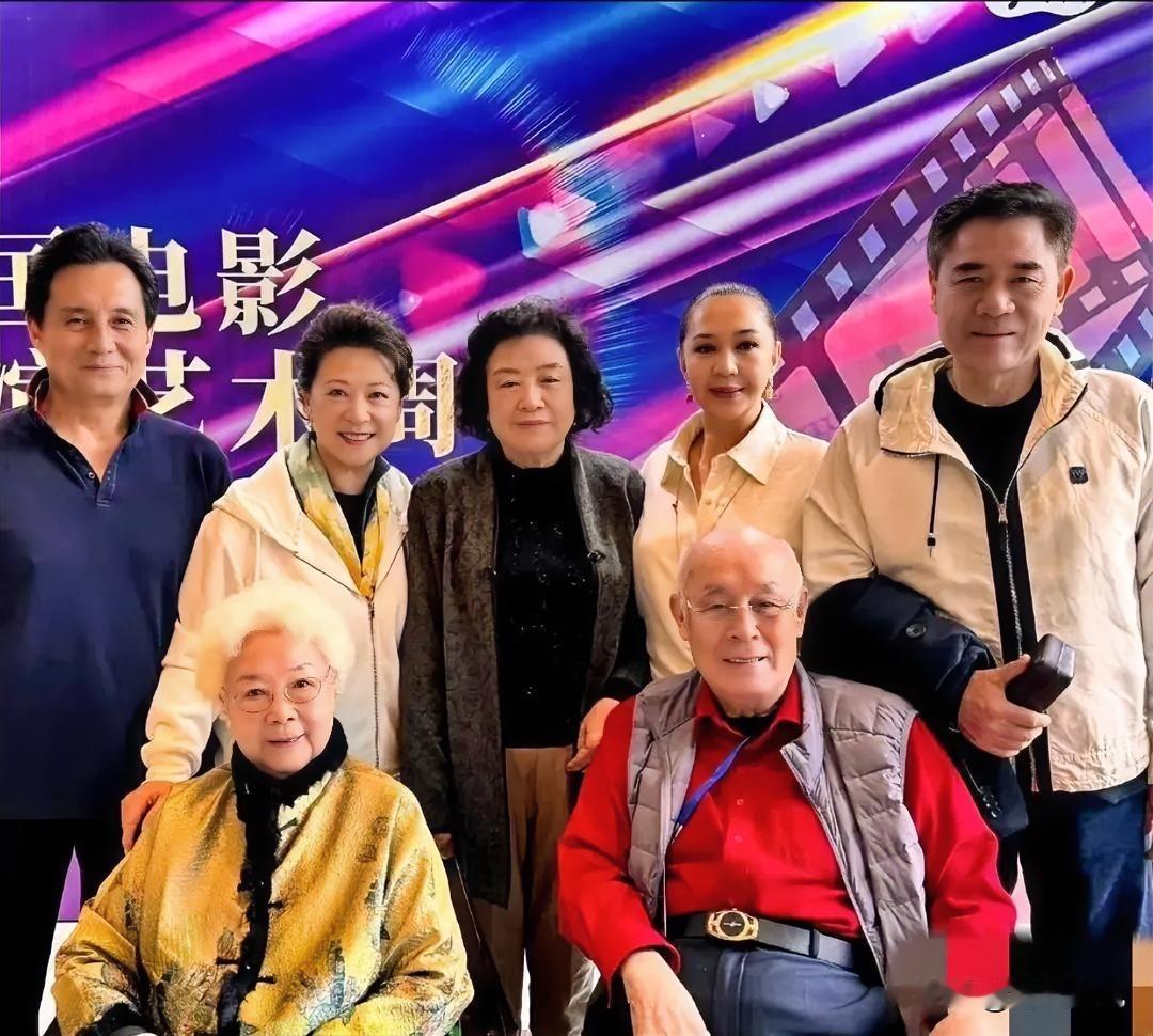 7位老艺术家和老戏骨，如今能认得出3个的，至少也得50、60后了。坐在前排的是