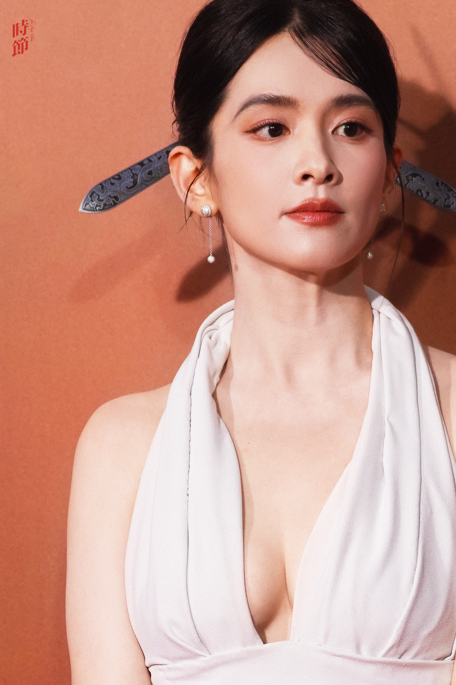 陈昊宇深V造型勾勒出优美的身材线条，恰到好处地展现了性感与优雅。