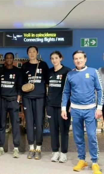 看看朱婷和团队的新合影[呲牙笑]瞧，科内利亚诺全队上下基本笑容满面，心情看着挺不