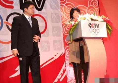 央视主持人张斌，正在直播奥运新闻发布会时，他的妻子突然冲上台，拿起话筒就喊：“就