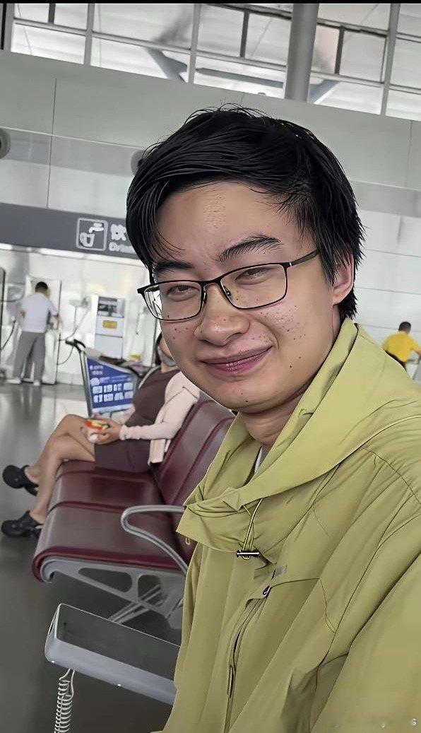 清华学子的字迹都好吗？偶遇庞众望，得到签名。有些人酸的不行