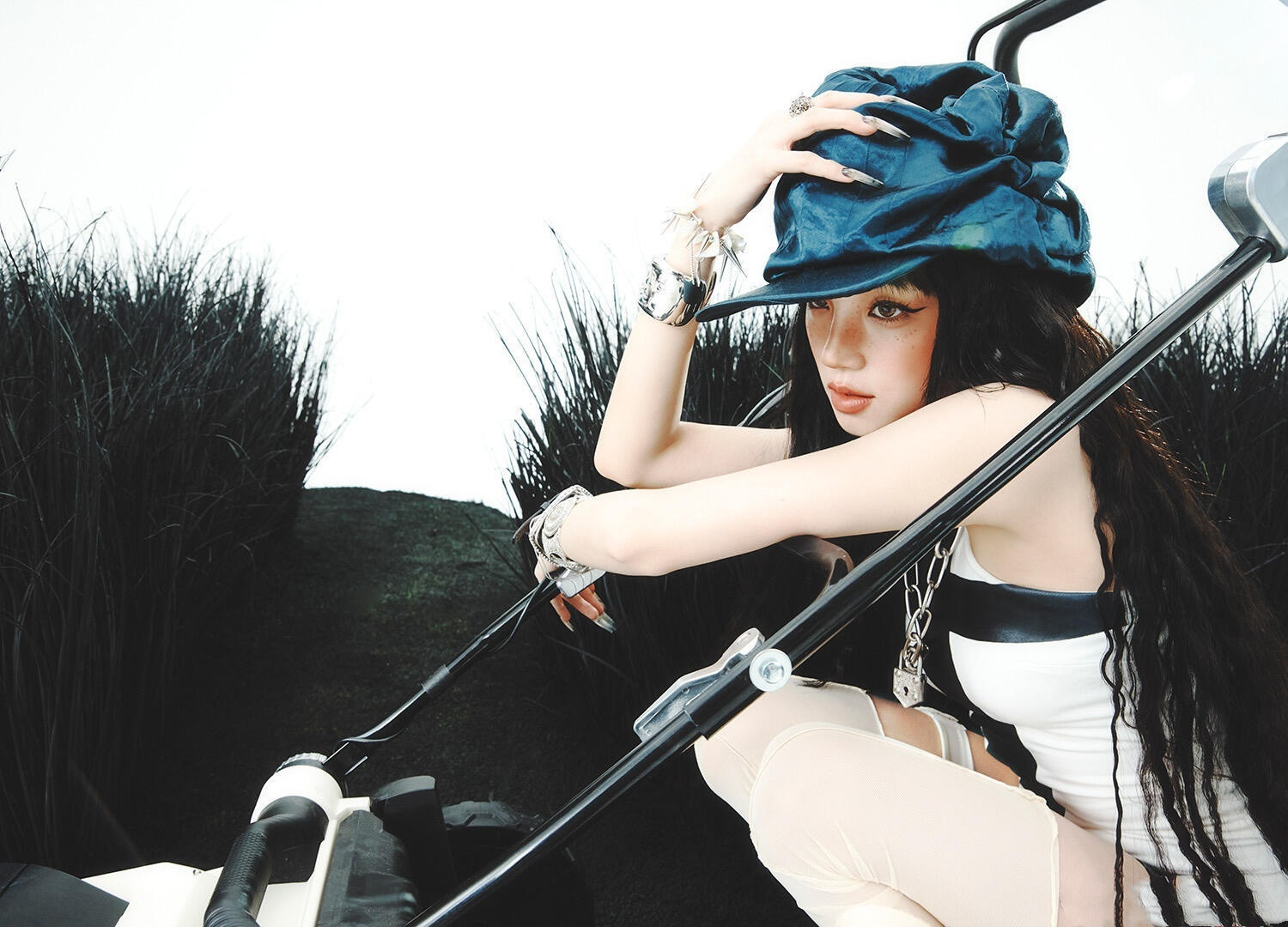 宋雨琦丝袜妆造，这姐冷酷感起来真吸睛。宋雨琦