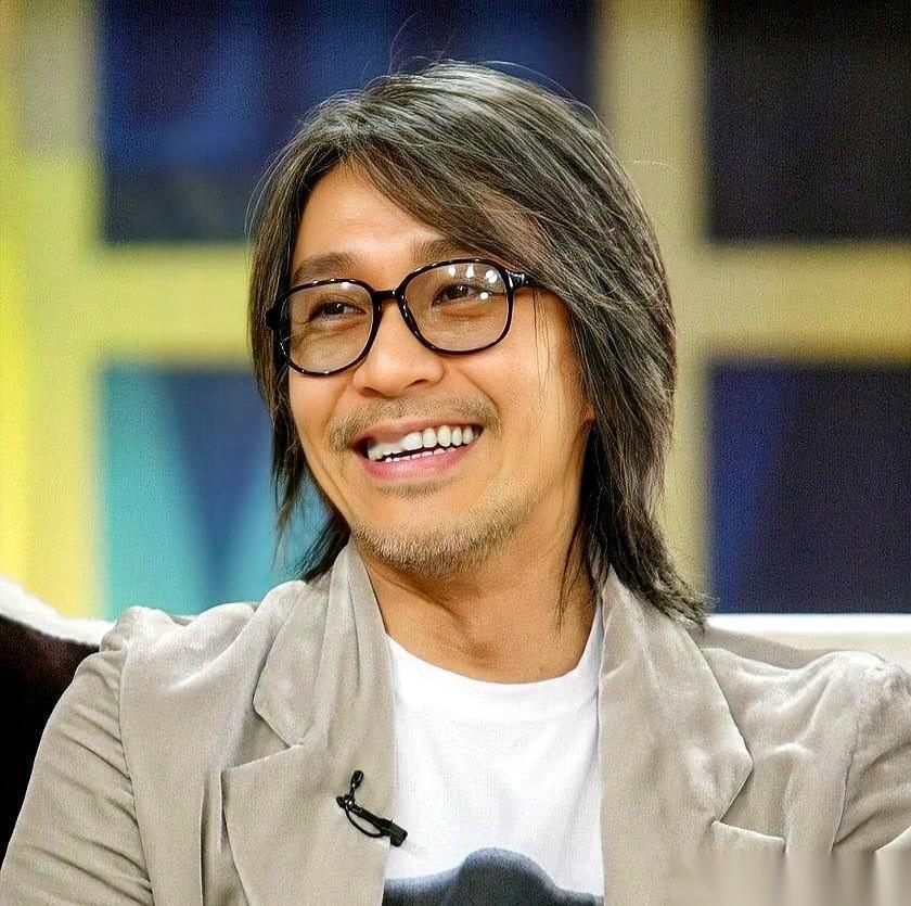 我算是想明白了。周星驰电影里那些小人物，为什么穷得叮当响，也要把头发梳得油光锃