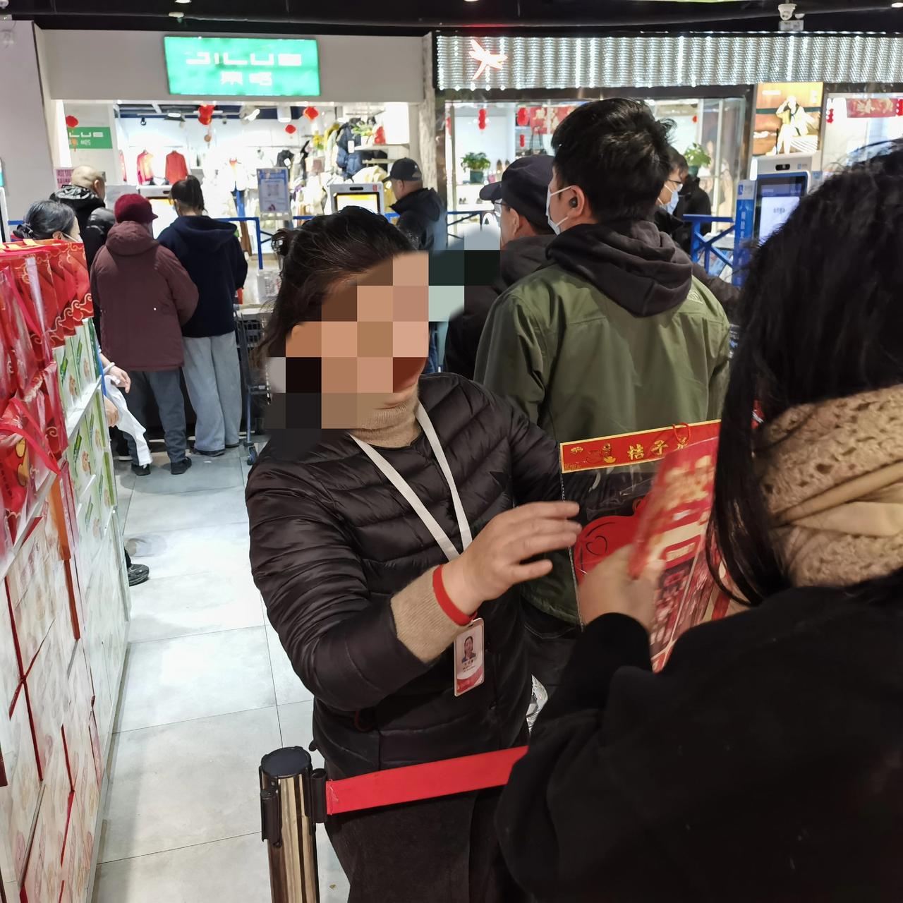 今天除夕，武汉中百仓储俏拱了！排长队绕弯子等收银都没什么！可自助收银区也需要卡口