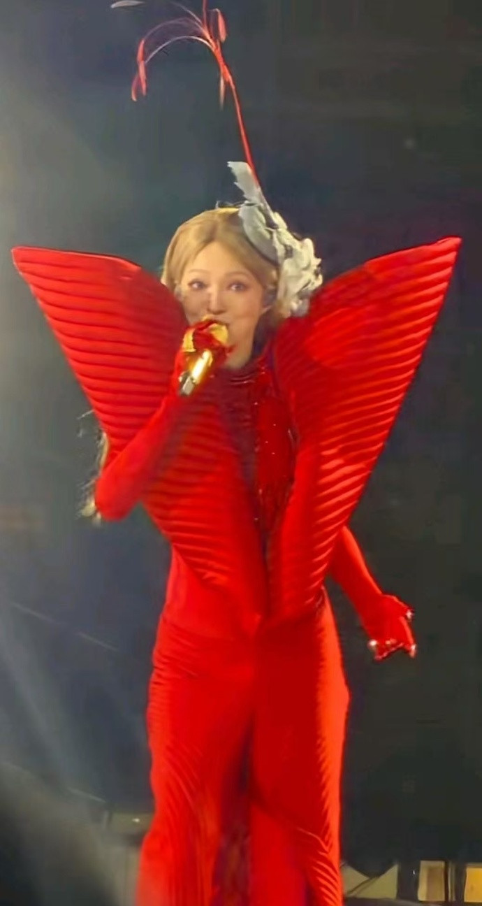 张韶涵这造型应该是舞美天花板了吧！就是看到这造型，感觉有点出戏。