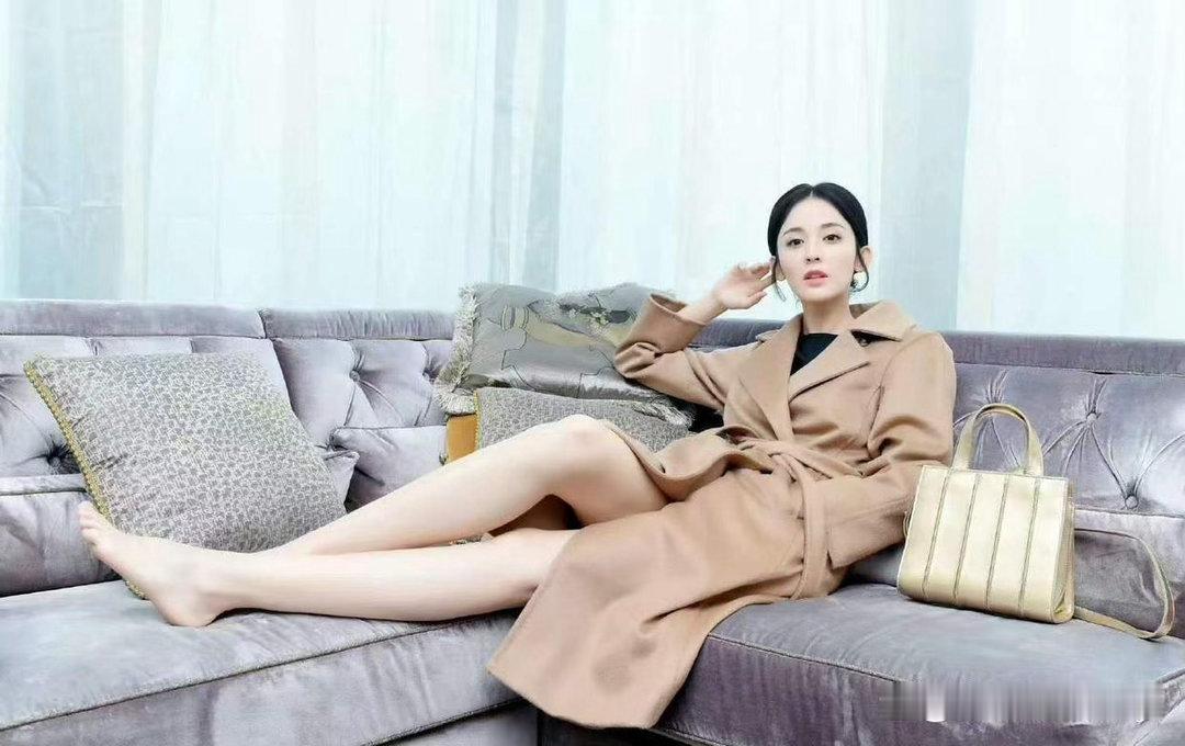 古力娜扎长腿优越，白皙纤细，身姿轻盈又亮眼。