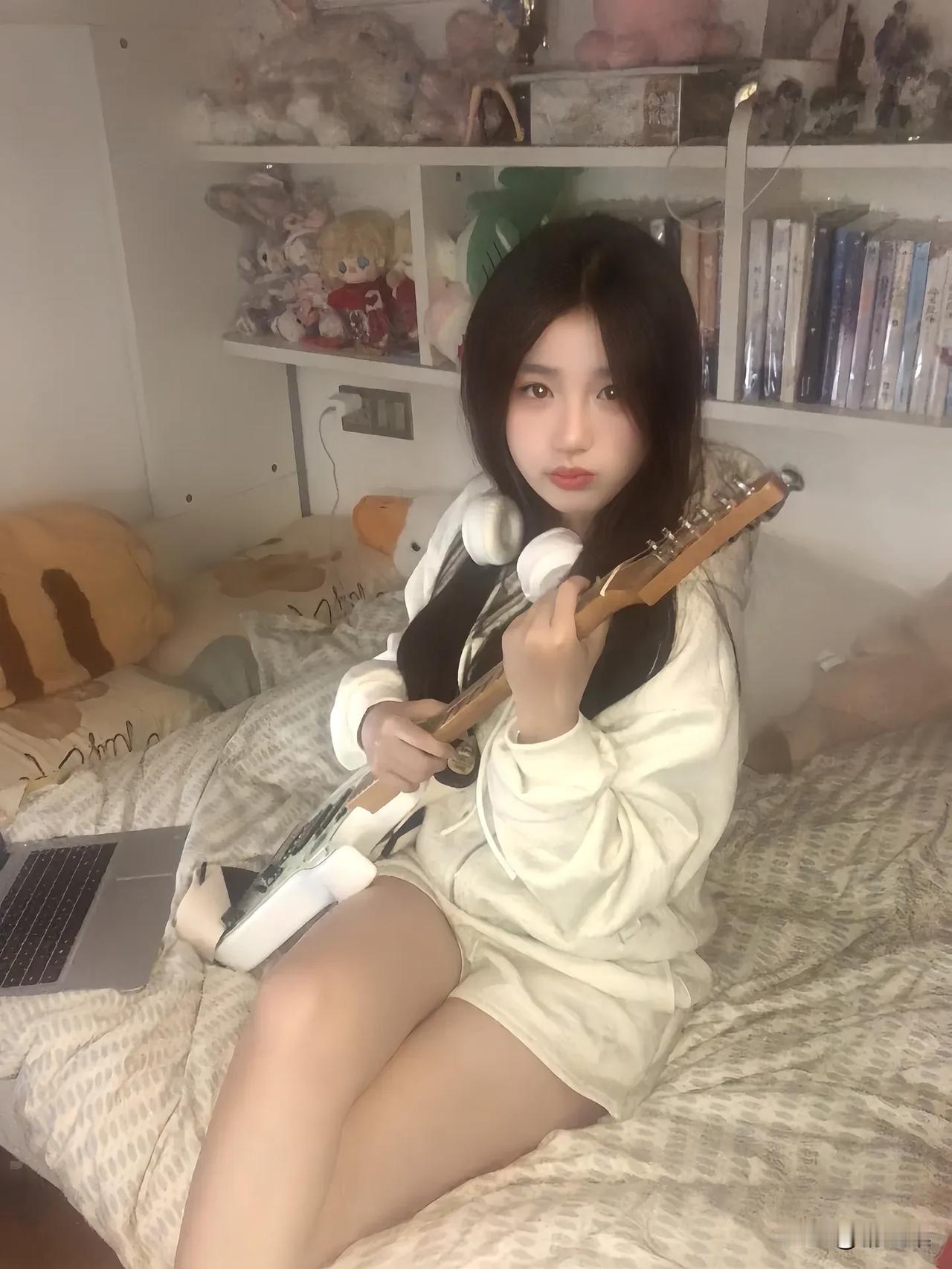 少女心爆棚的卧室，弹着吉他，享受音乐时光🎸✨