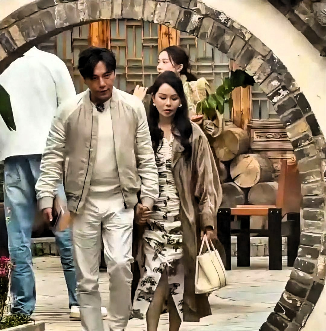 秦昊站她旁边，不像老公，像侄子。最近她把“印花连衣裙+薄风衣”穿火了。这身穿