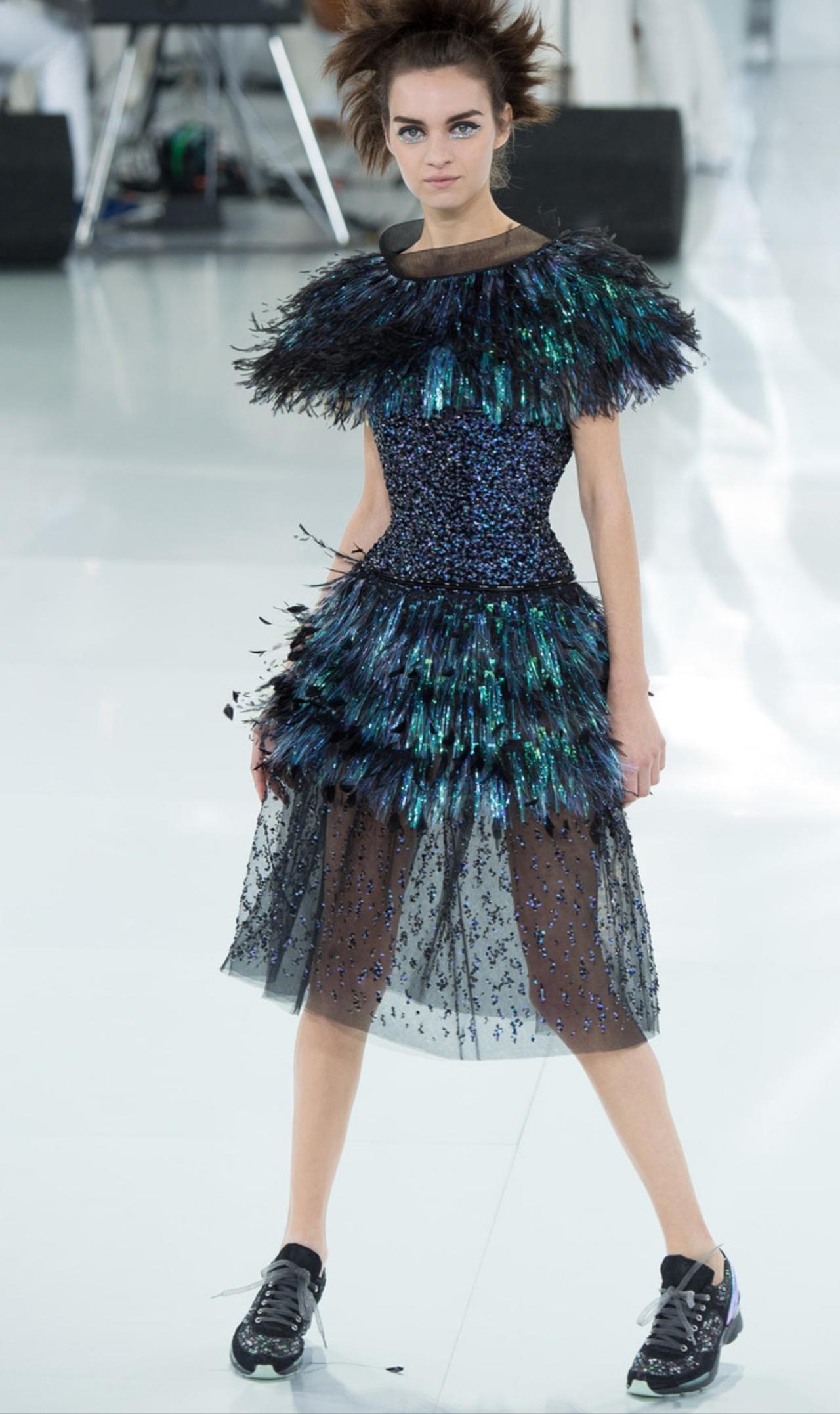 Chanel2014春夏高级定制系列，我第一眼就被那颜色给迷住了。满场都是奶白