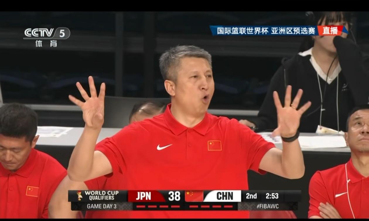 中国男篮基本上是靠赵睿和廖三宁的个人能力进攻。很少有配合的，偶尔出现的配合，比如