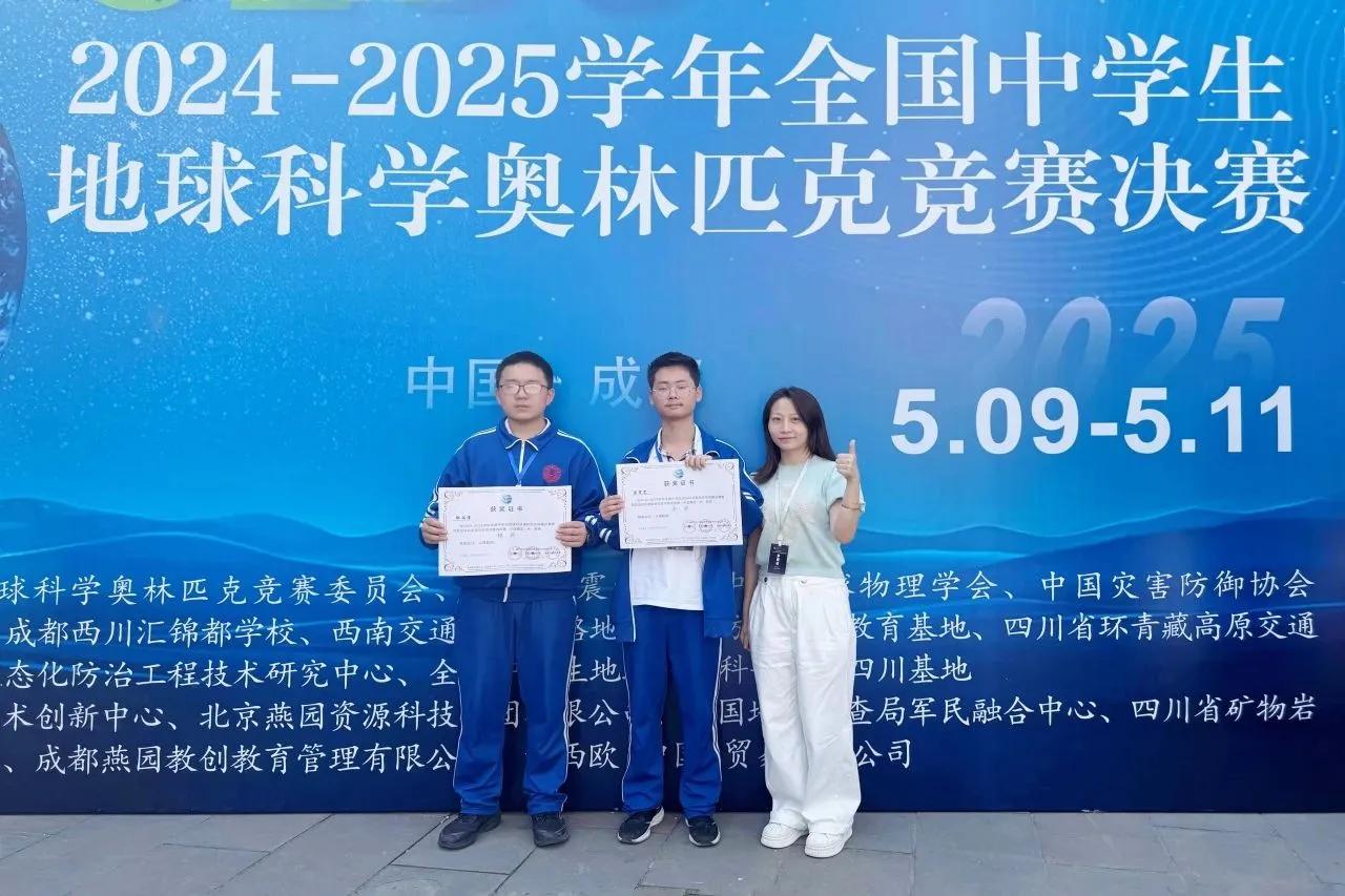 这又是谁的儿子，这么厉害!余同学位列江西全省第一，进入国集，清华录取了。他爸妈