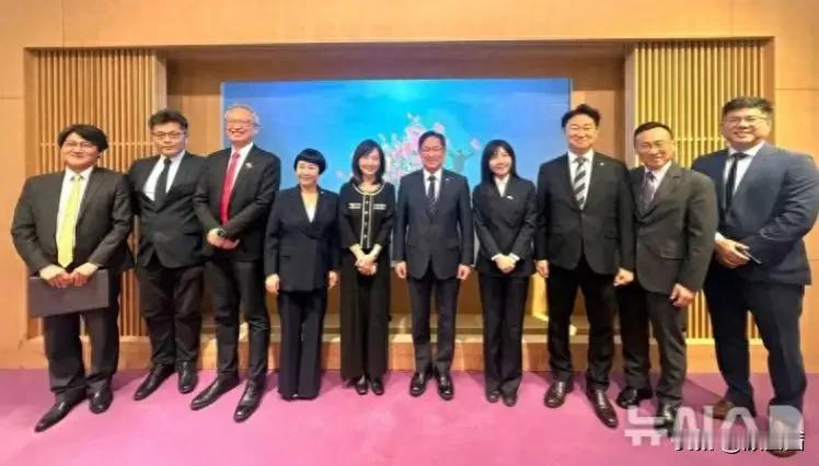 中方在平壤获顶级接待，同一天韩国议员窜台，背后布局值得深思一边是中朝友好深