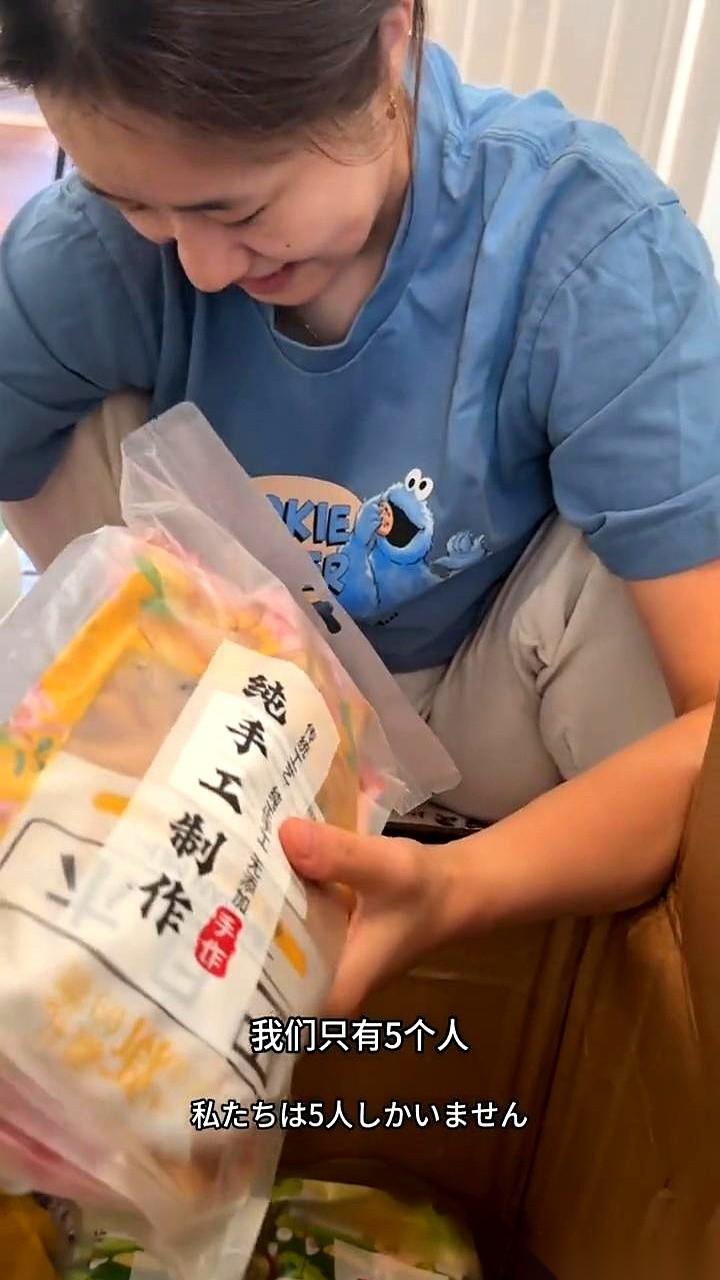 我们只有5个人。阿姨给我们寄了这么多。拆快递拆到手软，一箱一箱，以为是办公用