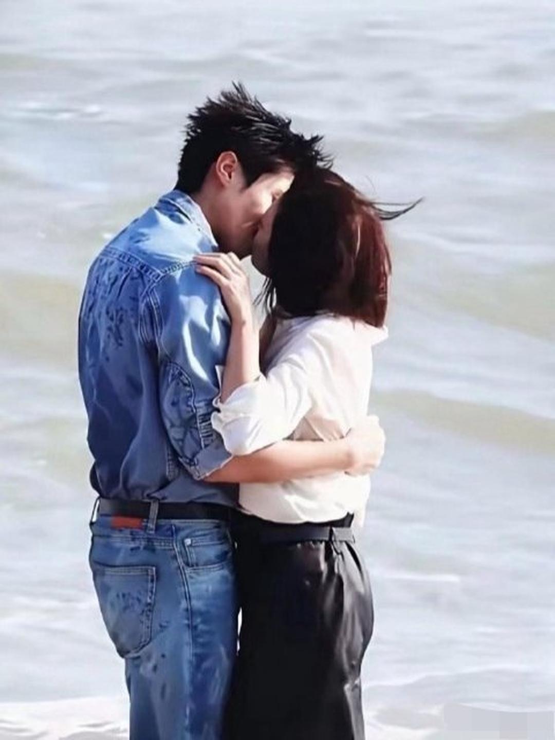万万没想到，一个51岁，一个28岁，竟然在电视剧里演一对情侣，现在的影视行业都这