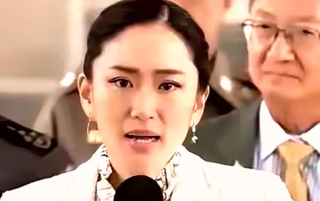 佩通坦在泰国宪法法院被暂时停职后，母亲对她说：“你还是个孩子，我不是责骂你，只是