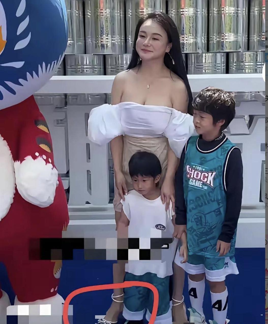 邹市明的老婆太喜欢出风头。穿成这样参加儿子的学校活动，可以想象十几岁的男孩多么尴
