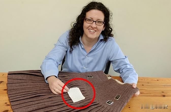 2014年，英国一名女博士，正在家里整理衣橱。突然，她摸到一件裙子有些奇怪：裙子