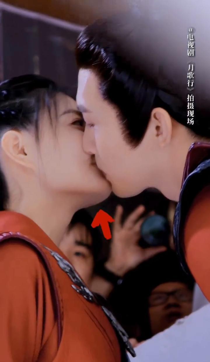 所有导演都怕演员拍吻戏前做一件事。不是聊天，不是吃大蒜。是“培养情绪”。你