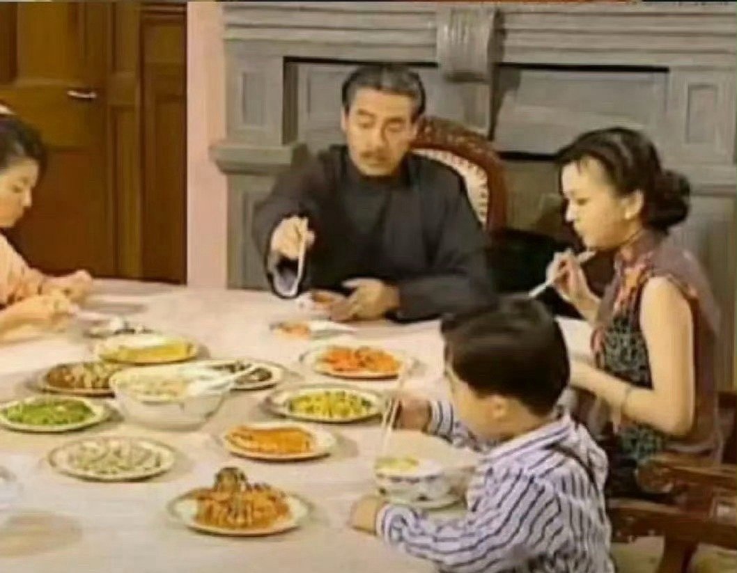 原谅我一直get不到这种长方形的饭桌，吃饭根本夹不到菜啊，为啥那些豪门却很喜欢这