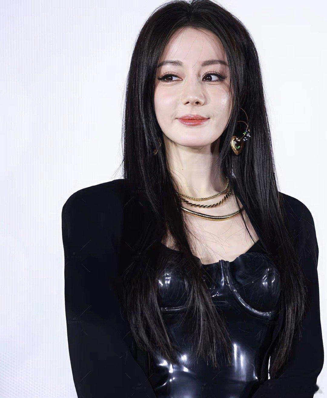 迪丽热巴身为顶流身价过亿却没有买一套房在酒店里住了9年，只能说热巴还是太聪明了，