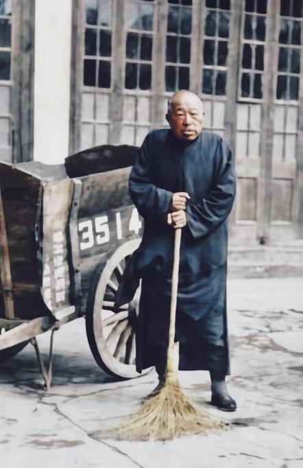 那年，上海解放了，黄金荣被勒令拿一把扫帚上街扫地。把逃在台湾的蒋介石都看惊呆了，