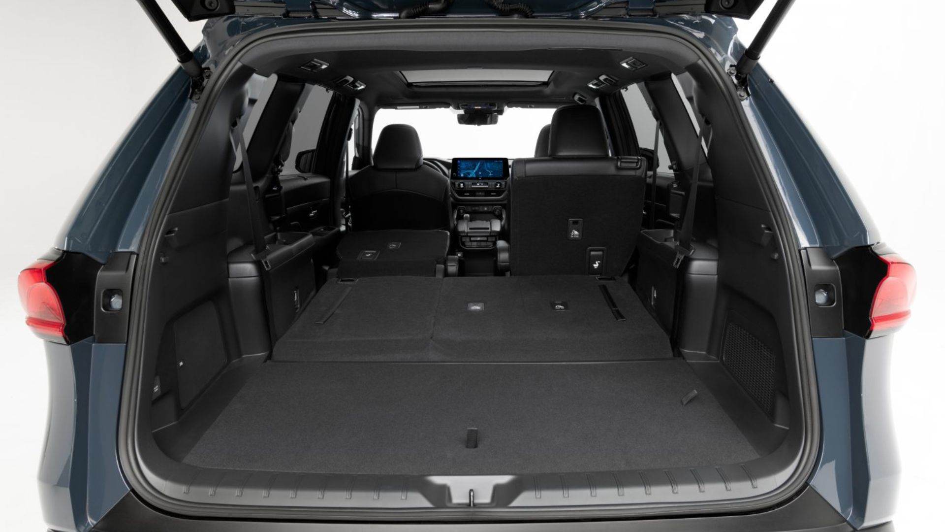 三排SUV（即6座或7座布局的SUV）的核心矛盾在于：它试图用SUV的“壳”，去