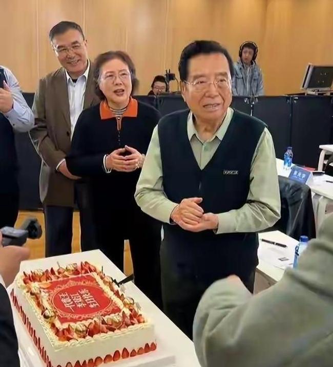 近日，老歌唱家李双江举办了87岁的生日，现场气氛也挺温馨的。可前来祝寿的朋友们发