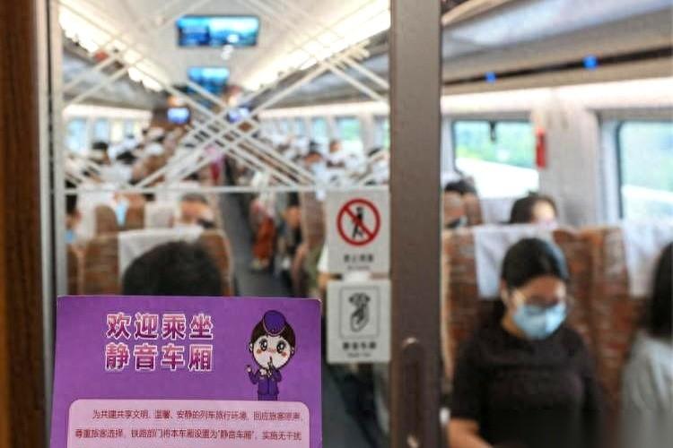 高铁那个"静音车厢"，本来挺好。结果一位妈妈，抱着一岁的娃，手机上跳出来的票，