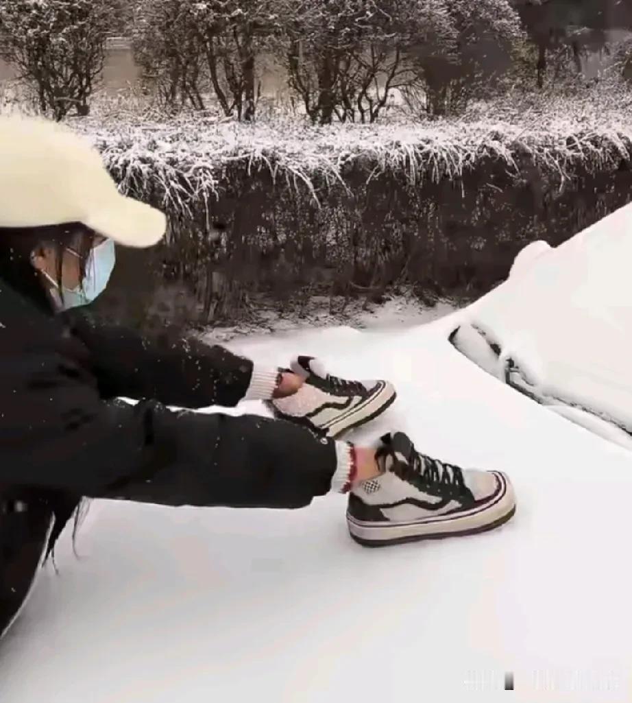 其实在平淡的生活中也有着无尽的乐趣，看妹妹如何整蛊哥哥。一晚上的大雪，让早上的