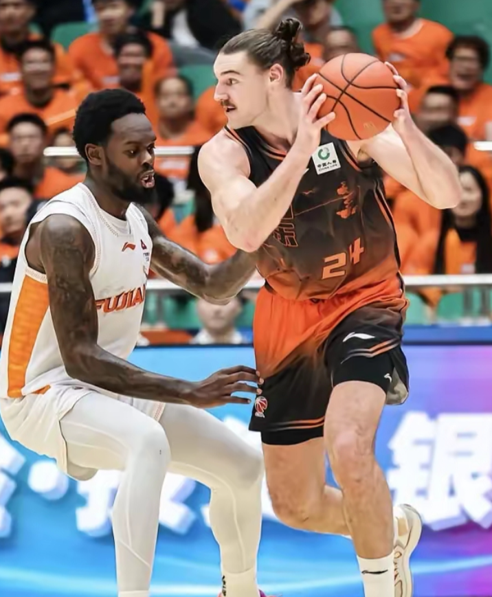 昨晚的山东胜福建CBA联赛，感觉稳赢的一场比赛，比分却交替领先，山东高速男篮差点