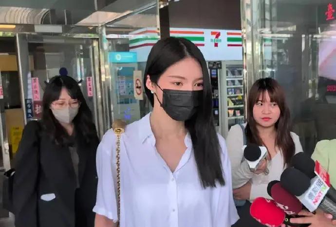 王大陆女友现身法院，“讨债风波”再掀波澜近日，娱乐圈又陷入一场舆论风暴，知名演