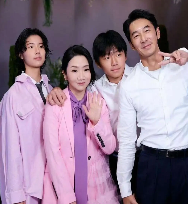 陶晶莹一家四口，丈夫李李仁，老大女儿今年19岁，喜欢中性打扮，常年都是男性穿着打