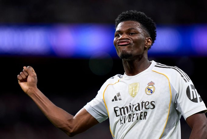 电讯报跟队JD曼联正在密切关注皇马球员琼阿梅尼的情况他在曼联中场引援候选名单前列