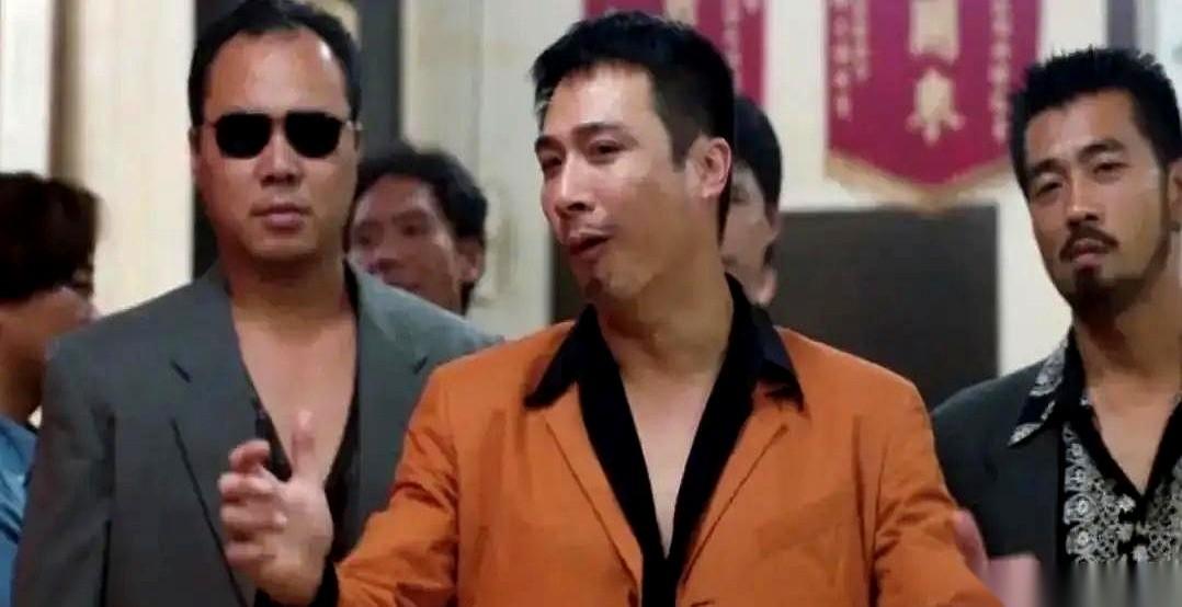 很多人重温《古惑仔》才发现，当年那个不可一世的大佬B，在靓坤眼里竟然只是个“卖沙