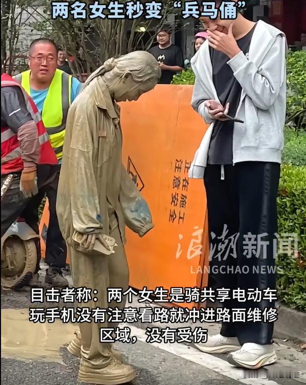 海南,两位女生骑着共享电动单车,一路上有说有笑。正骑着呢,二人都不约而同取出了手