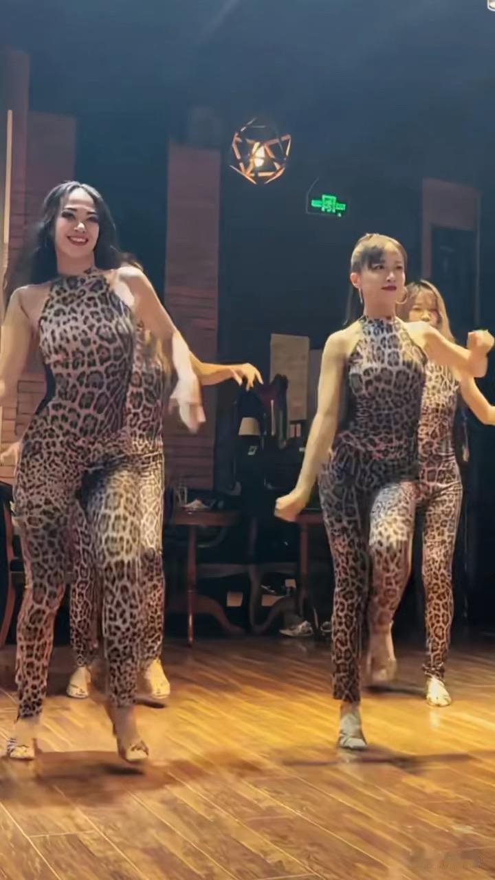 姐妹们一起跳起来！💃🏻💃🏻在这充满活力的时光里，每一个舞步都是对青春的礼