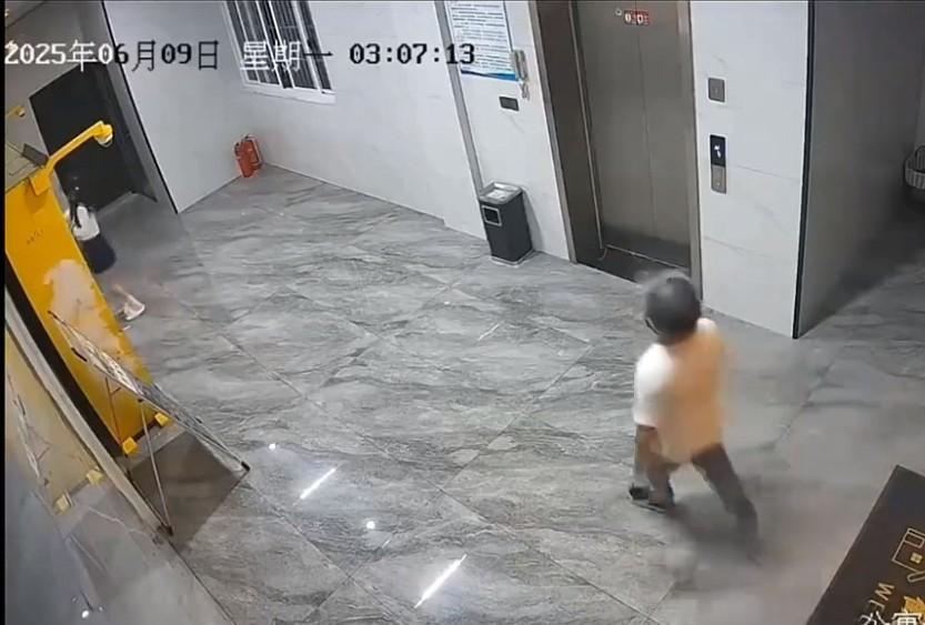 浙江东阳，一女孩凌晨3点被头盔男猥亵这件事！第一，从曝出的视频画面来看，女孩是