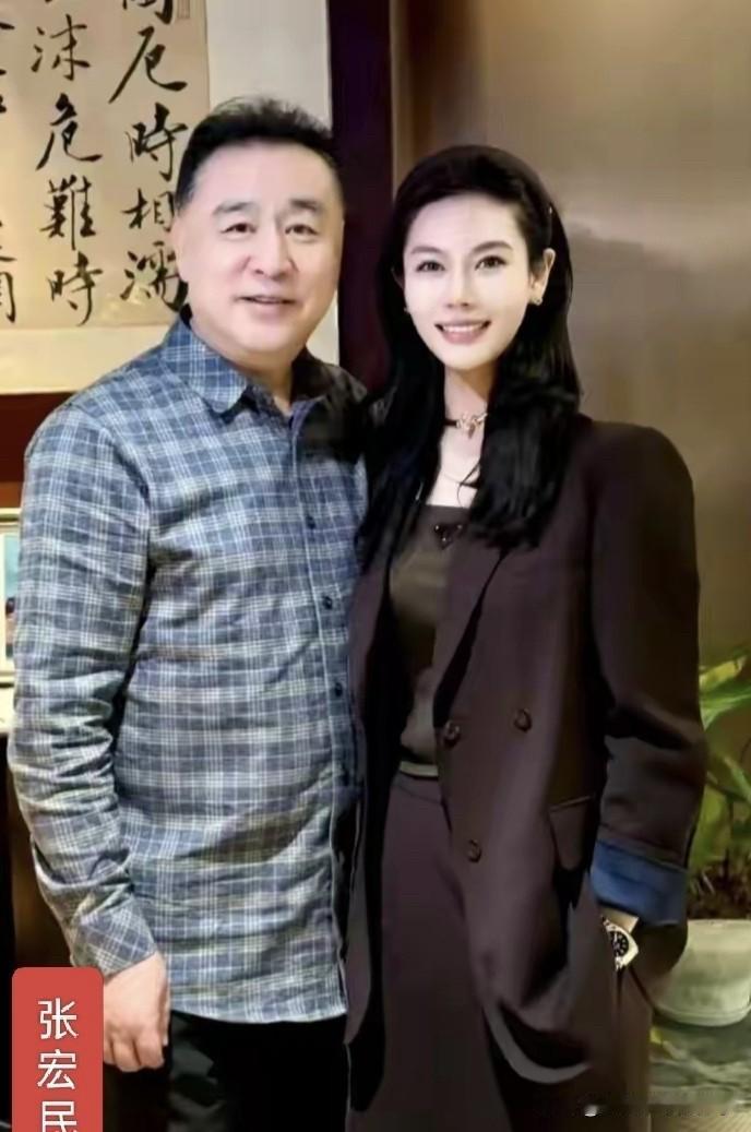 原《新闻联播》的播音员张宏民退休之后还保养的比较好，发量比较多，身材没有臃肿，气