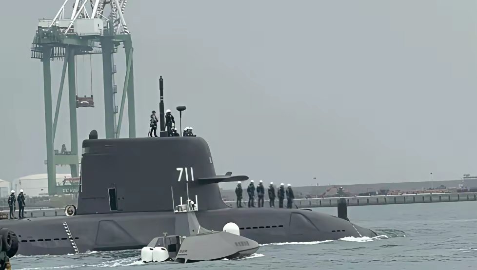 🔻台湾的“奋进魔鬼鱼”无人作战艇。🔻评价是设计水平不如乌U一根...而且这名