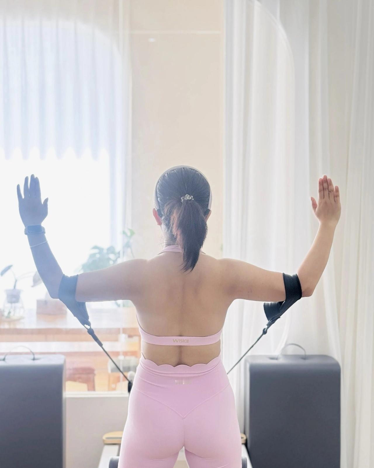 三个女孩在健身房里锻炼。分享你最擅长的瑜伽体式爱运动的美女是不是更有魅力?女