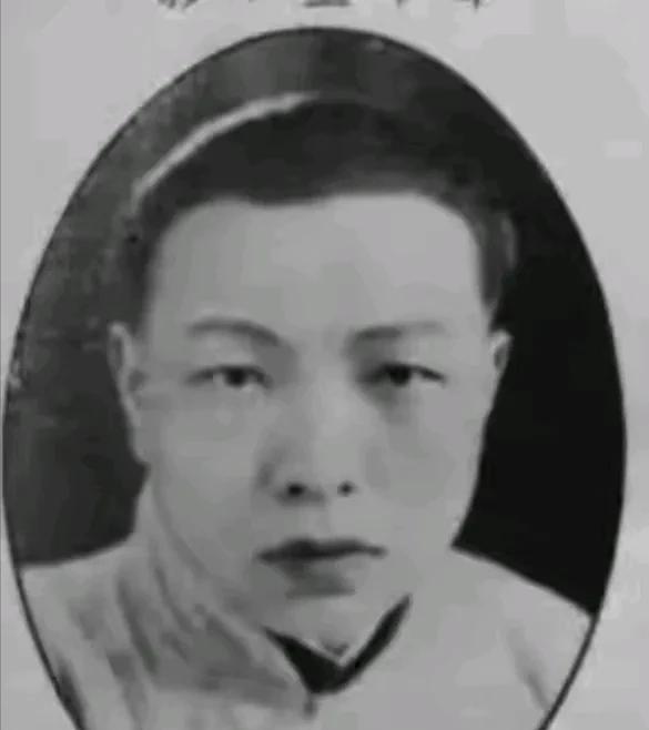 1927年，上海著名的命理先生韦石泉去世，独留一子。坊间一片唏嘘，因韦石泉早对几