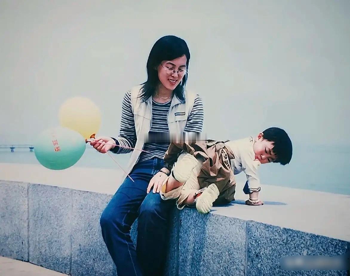 妈妈陪着长大，但妈妈一点不老！