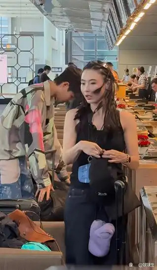 网友偶遇张柏芝，称真人镜头外气质出众、样貌好看，有网友评论觉得她私下形象和荧幕反