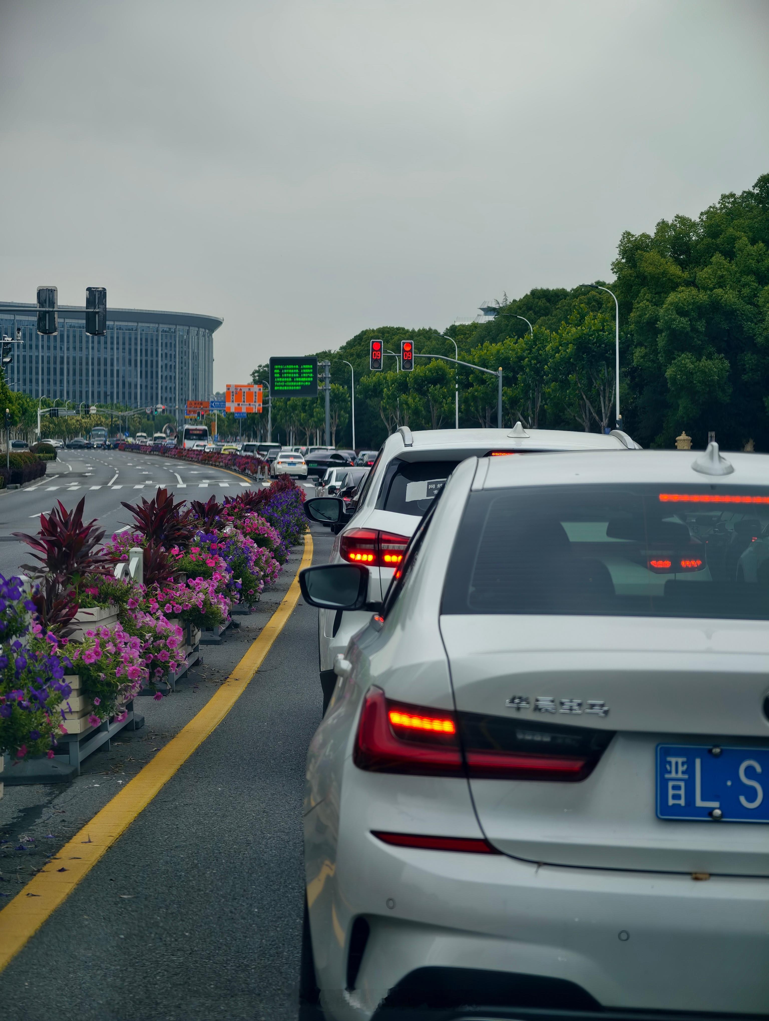 图一今天又有啥破展哇？图二ta是躺着在看懂车帝嘛？​​​