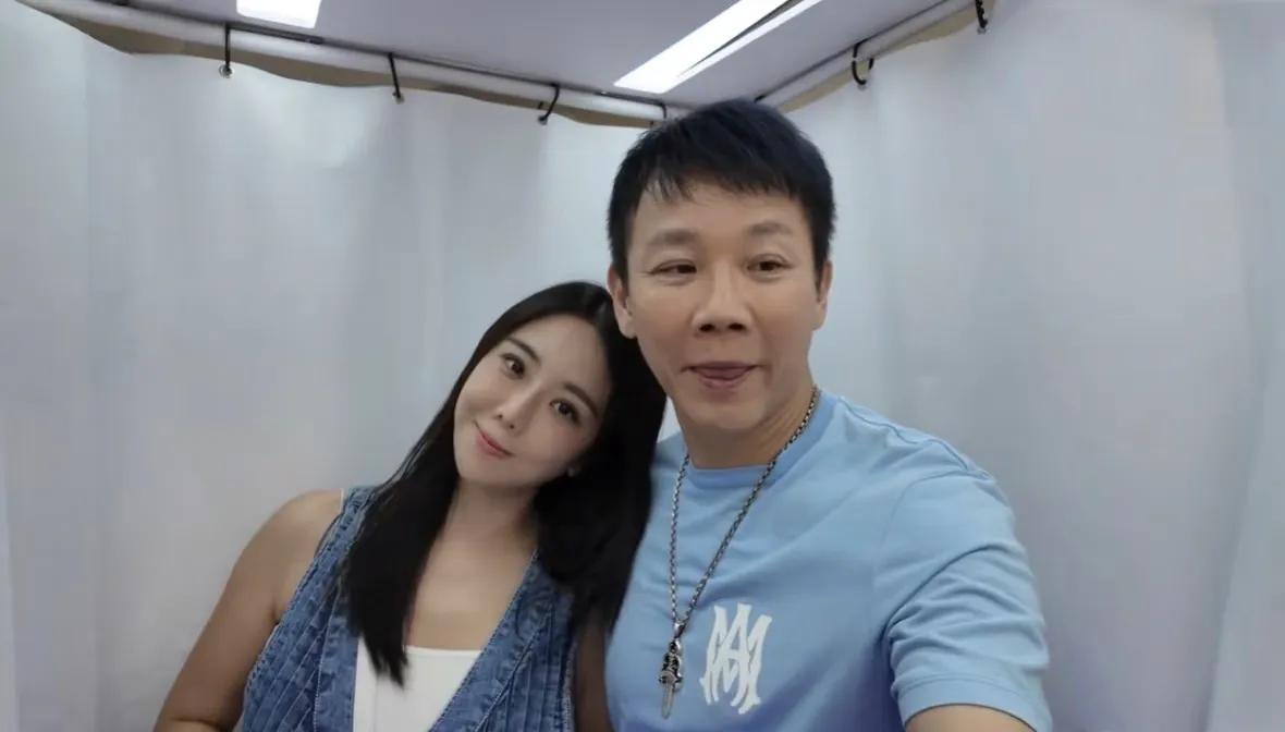 56岁陶喆和老婆江佩蓉罕见同框秀恩爱，夫妻俩一对比，脸部的状态差距实在是太大了！
