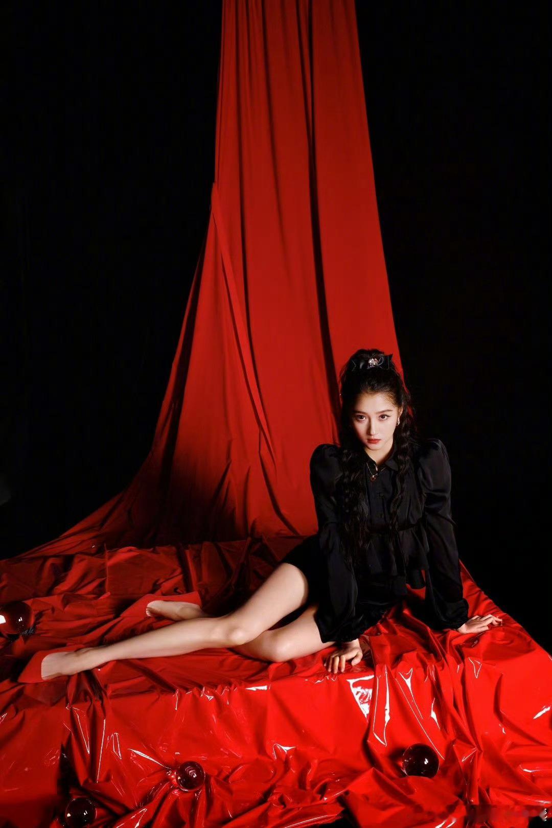 关晓彤的大长腿把她的腰臀比衬托的太迷人了