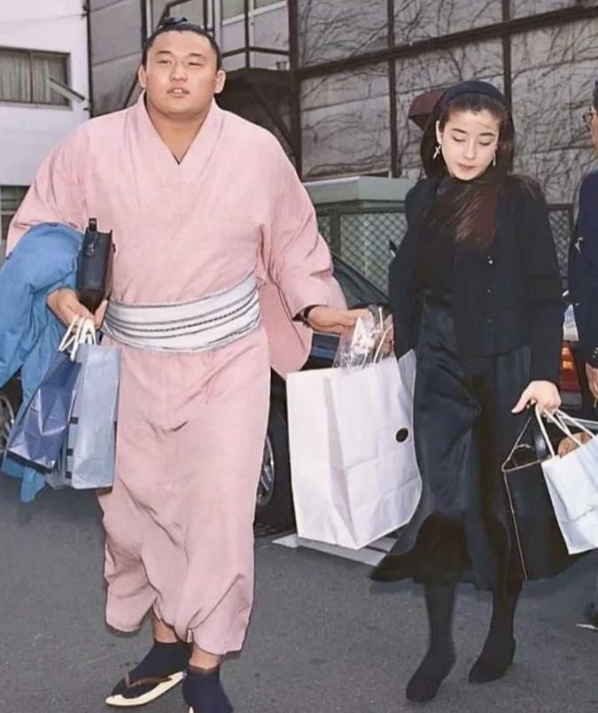 1992年，19岁的"平成第一美少女"宫泽理惠宣布订婚，对象是相扑界最被看好的新